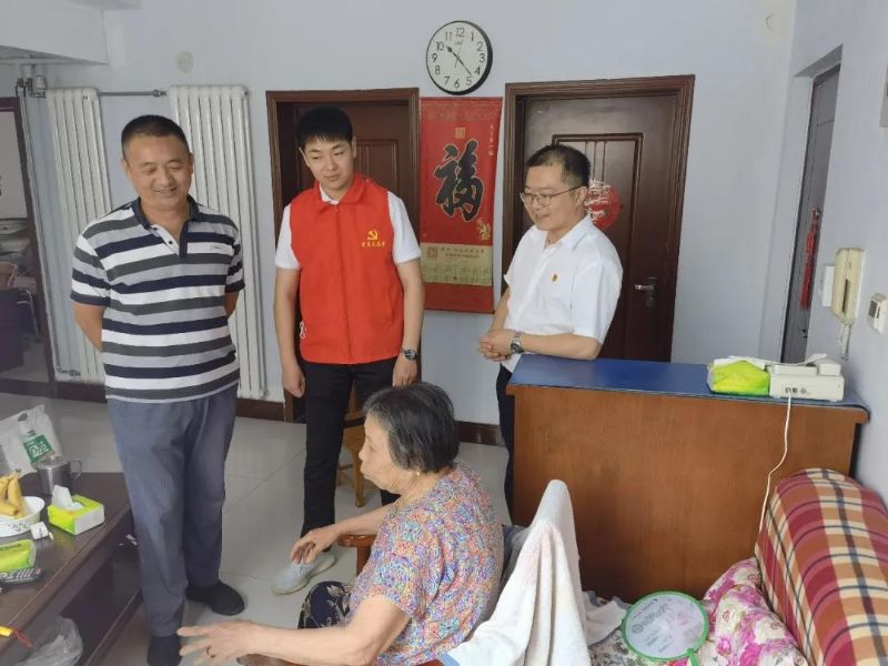 慰問老黨員3