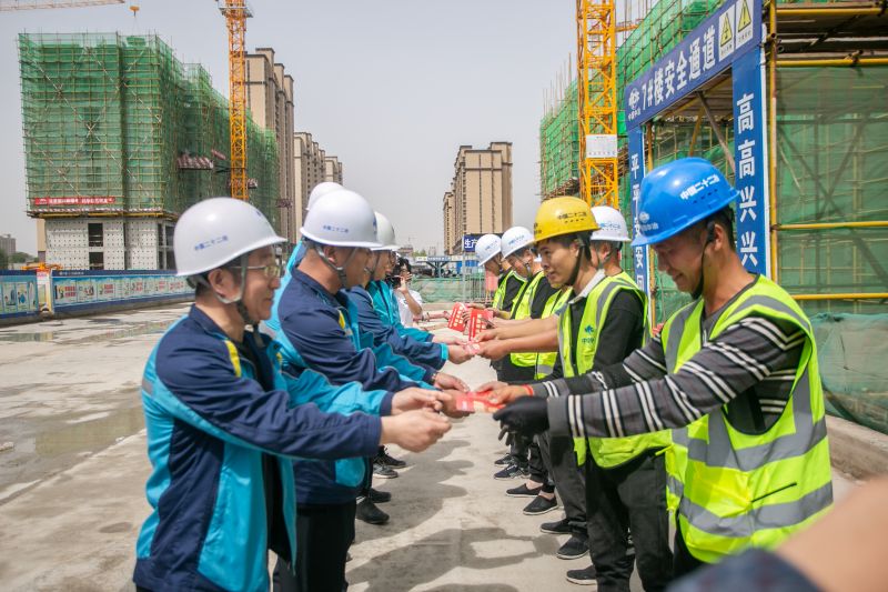 5.辦實事——與協力隊伍人員及當地居民結對幫扶,并發放志愿服務卡