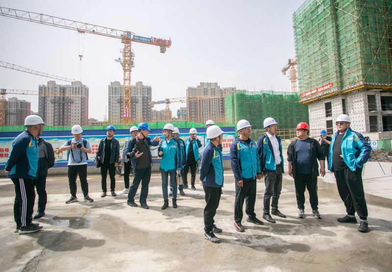 6.開新局——項目工程經理帶領與會人員參觀施工現場